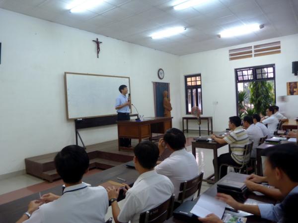 Cha Giuse Vũ Thanh Tuấn Nói Chuyện Với Các Chủng Sinh ĐCV Huế