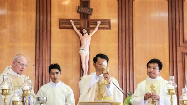 Cách Thức Cử Hành, Dấu Chỉ Của Ý Thức Mà Linh Mục Có Về Căn Tính Của Mình