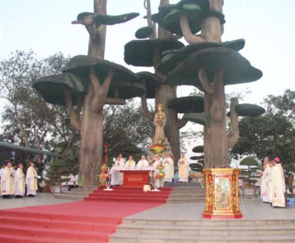 Nghe Bài Giảng Của ĐHY Filoni Trong Thánh Lễ Tại La Vang