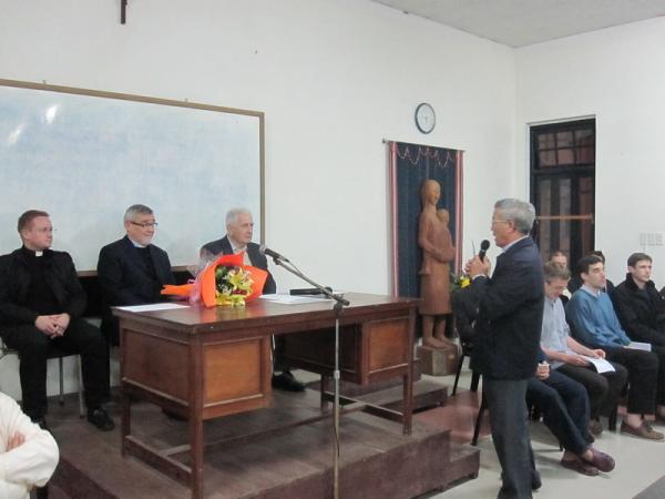 Phái Đoàn Hội Thừa Sai Paris Thăm Đại Chủng Viện Huế