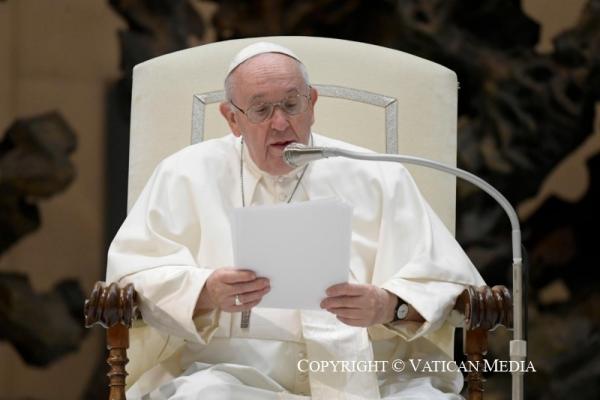 Không Thể Là Linh Mục Mà Lại Tách Biệt Khỏi Dân Chúng