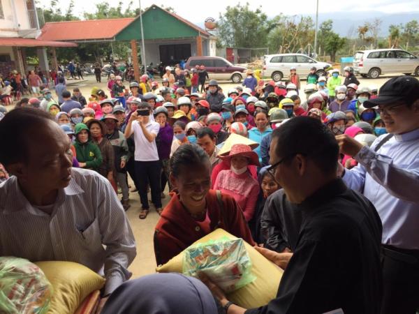 ĐCV Huế: Tiếp Tục Trao Phần Quà Cứu Trợ Bão Lụt Cho Người Dân Vùng A Lưới