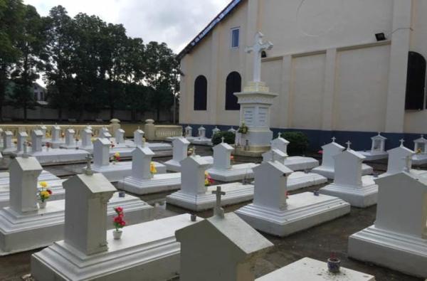 Những Dòng Chữ Latinh Được Ghi Trên Bệ Đá Thánh Giá Ở Nghĩa Trang Đại Chủng Viện Huế