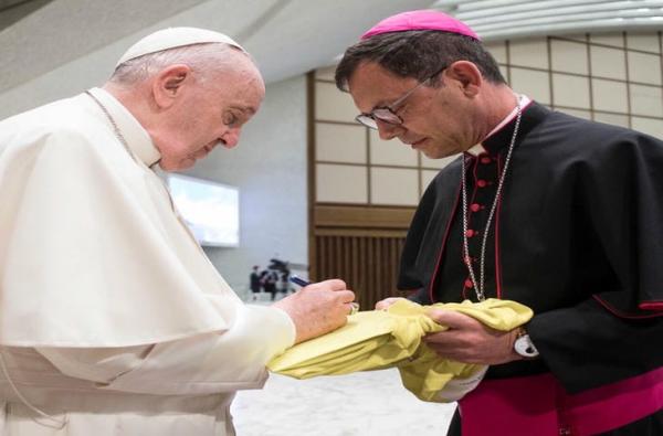 Messi Cuối Cùng Cũng Có Áo Thi Đấu Của Đức Giáo Hoàng !