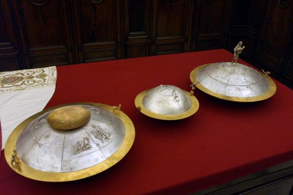 Các Thùng Bỏ Phiếu Của Mật Tuyển Viện Hồng Y: Một Truyền Thống Cũ Được Cách Điệu Hóa