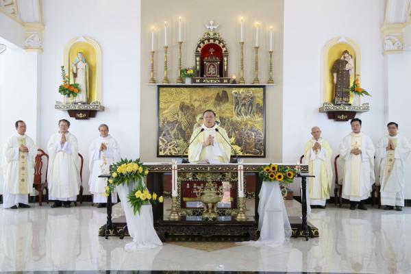 Đại Chủng Viện Huế: Thánh Lễ Tạ Ơn Ngân Khánh Linh Mục Của Cha Matthêu Nguyễn Khắc Hy