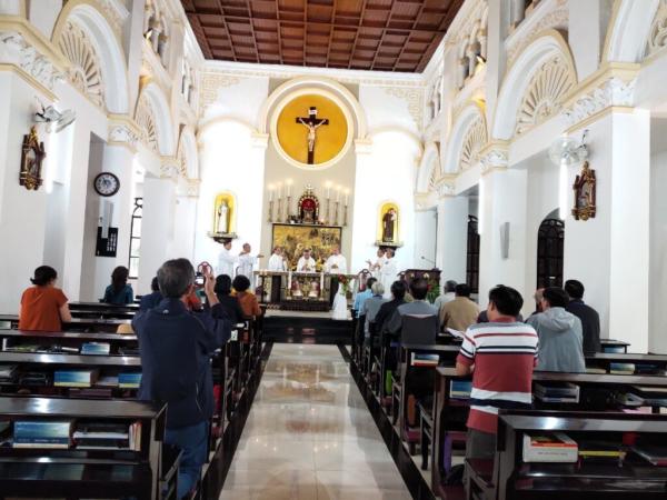 Hình Ảnh Các Cựu Chủng Sinh Đại Chủng Viện Hòa Bình Dâng Lễ Tạ Ơn Tại Đại Chủng Viện Huế