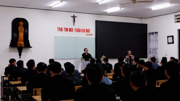 ĐCV Huế: Cha Emmanuel Goulard Huấn Đức Cho Các Chủng Sinh