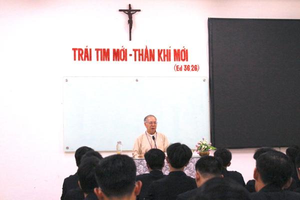 Đại Chủng Viện Huế: Đức Giám Mục Giáo Phận Kon Tum  Huấn Đức Mùa Chay Cho Các Chủng Sinh