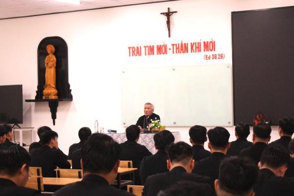 Đại Chủng Viện Huế: Đức Cha An-Phong Nguyễn Hữu Long Huấn Đức Mùa Chay Cho Các Chủng Sinh