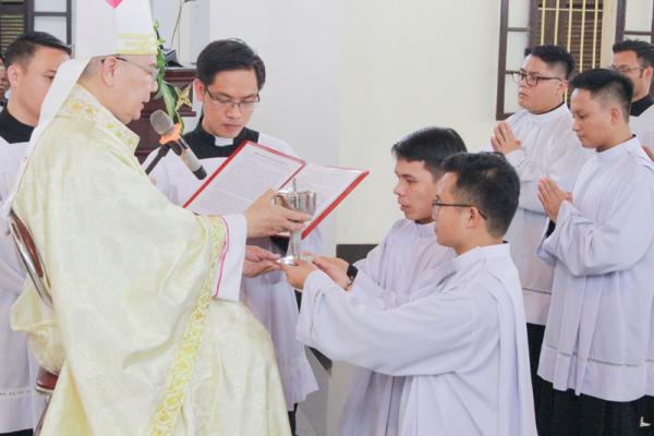 Đại Chủng Viện Huế: Thánh Lễ Bế Giảng Năm Tu Học 2022-2023 Và Trao Tác Vụ Đọc Sách, Giúp Lễ