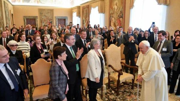 Đức Phanxicô Muốn Bảo Vệ Quyền Của Cha Mẹ Được Hoàn Toàn Tự Do Giáo Dục Con Cái