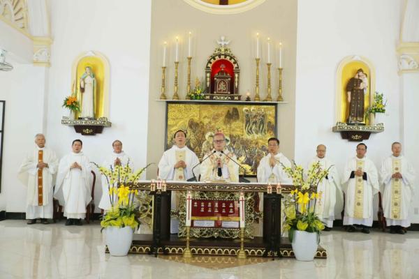 Đại Chủng Viện Huế: Thánh Lễ Tất Niên Và Trao Tu Phục Cho Quý Thầy Khóa XXIII