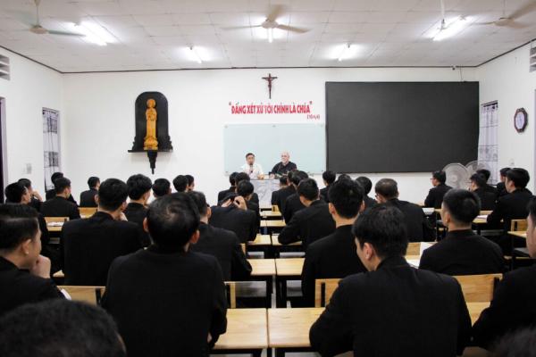 Đại Chủng Viện Huế: Bài Nói Chuyện Của Cha Bề Trên Tổng Quyền Hội Linh Mục Xuân Bích