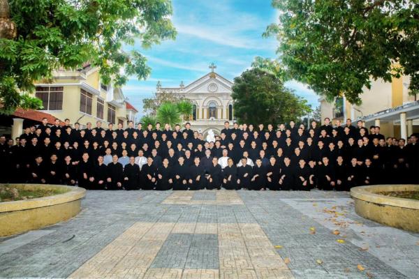 Video Cha Shayne Craig, Bề Trên Tổng Quyền Hội Linh Mục Xuân Bích, Viếng Thăm Kinh Lý ĐCV Huế