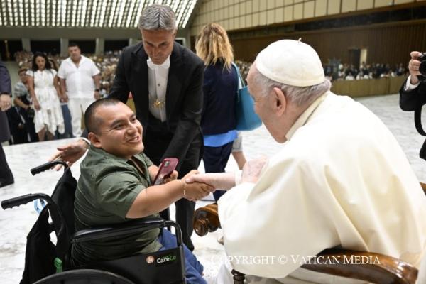 Cha Alain Thomasset: “Phẩm Giá Không Gắn Liền Với Vẻ Bề Ngoài Nhưng Được Ban Tặng Cùng Với Sự Sống”