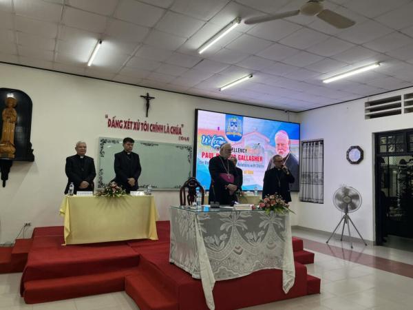 Tại Việt Nam, Đức Cha Gallagher Kêu Gọi Các Chủng Sinh Nhiệt Thành Truyền Giáo