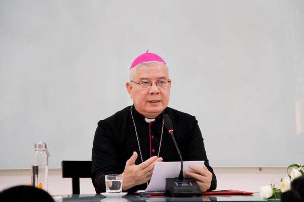 ĐCV Huế: Đức Cha Giuse Đặng Đức Ngân Huấn Đức Cho Các Chủng Sinh