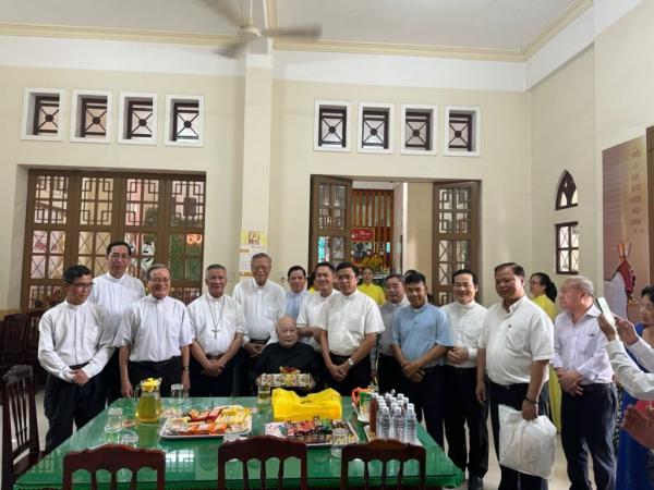 Hình ảnh ĐCV Huế Và Hội Xuân Bích Mừng 60 Năm Linh Mục Quý Cha Phêrô Nguyễn Lân Mẫn, G.B. Nguyễn Văn Đán và Bartôlômêô Nguyễn Quang Anh