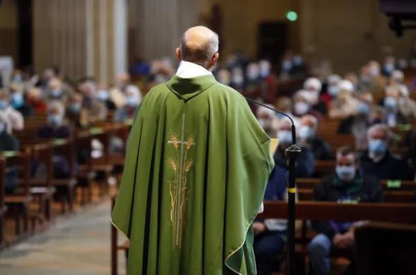 Một Linh Mục Có Thể Nói Chuyện Chính Trị Trong Bài Giảng Lễ Của Mình Không?