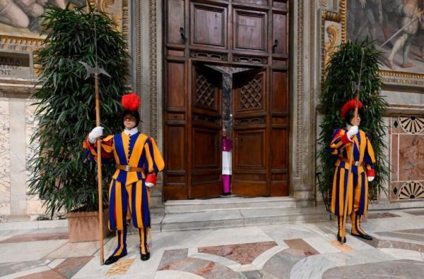 Giữa Sự Trang Nghiêm Và Long Trọng, Mật Nghị Bắt Đầu