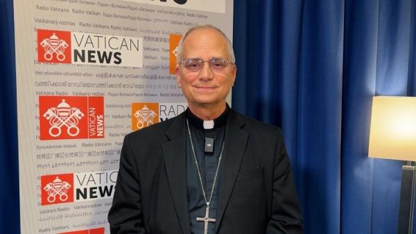 "Giám Mục Là Một Mục Tử Gần Gũi Với Dân Chúng, Không Phải Là Người Quản Lý"