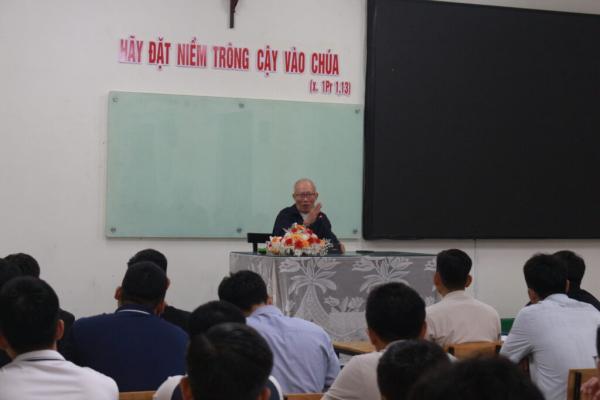 ĐCV Huế: Cha Matthêu Hoàng Đình Ninh Huấn Đức Cho Các Chủng Sinh