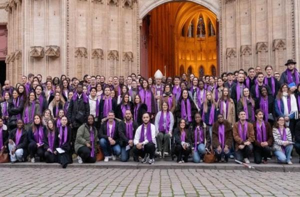 Kỷ Lục Mới Về Số Lượng Người Lớn Và Thanh Thiếu Niên Sẽ Được Rửa Tội Trong Lễ Phục Sinh 2026 Tại Pháp