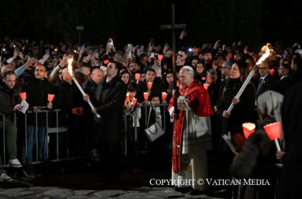 Đức Lêô XIV Vác Thánh Giá Trước Sự Hiện Diện Của 30.000 Tín Hữu