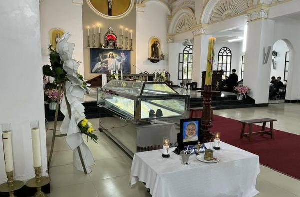 ĐCV Huế: Thi Hài Linh Mục Micae-Phaolô Trần Minh Huy Được Đưa Vào Nhà Nguyện Đại Chủng Viện