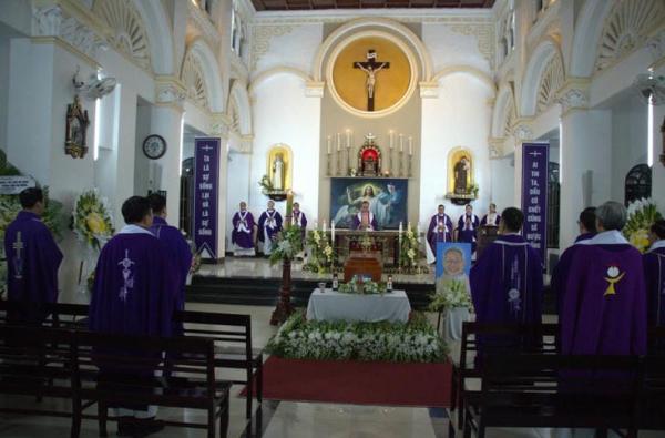 ĐCV Huế: Thánh Lễ Thứ Hai, Cầu Hồn Cho Cố Linh Mục Micae-Phaolô