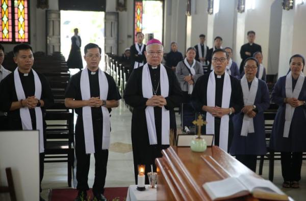 Hình Ảnh Phái Đoàn Tòa Tổng Giáo Mục Huế Viếng Linh Cữu Cố Linh Mục Micae-Phaolô