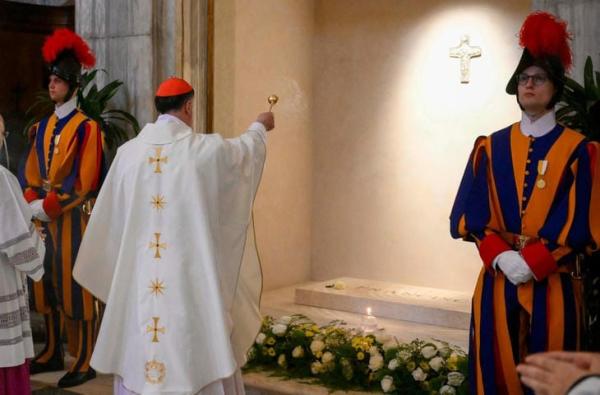 Thánh Lễ Cầu Nguyện Cho Đức Phanxicô Tại Đền Thờ Đức Bà Cả, Và Một Thông Điệp Từ Đức Giáo Hoàng Lêô XIV