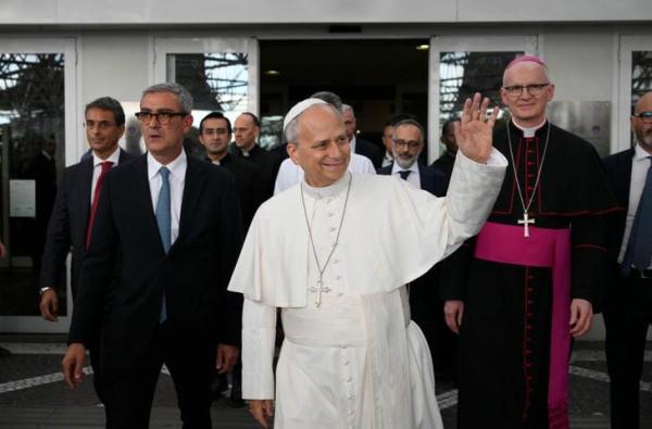 Đức Giáo Hoàng Lêô XIV Trở Về Vatican Sau Khi Xuất Viện