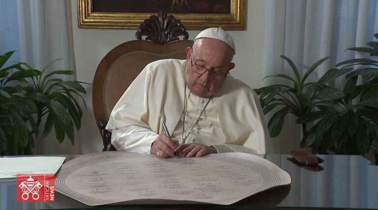 Đức Giáo Hoàng Phanxicô ký Tuyên Ngôn Liên Tôn cho COP28